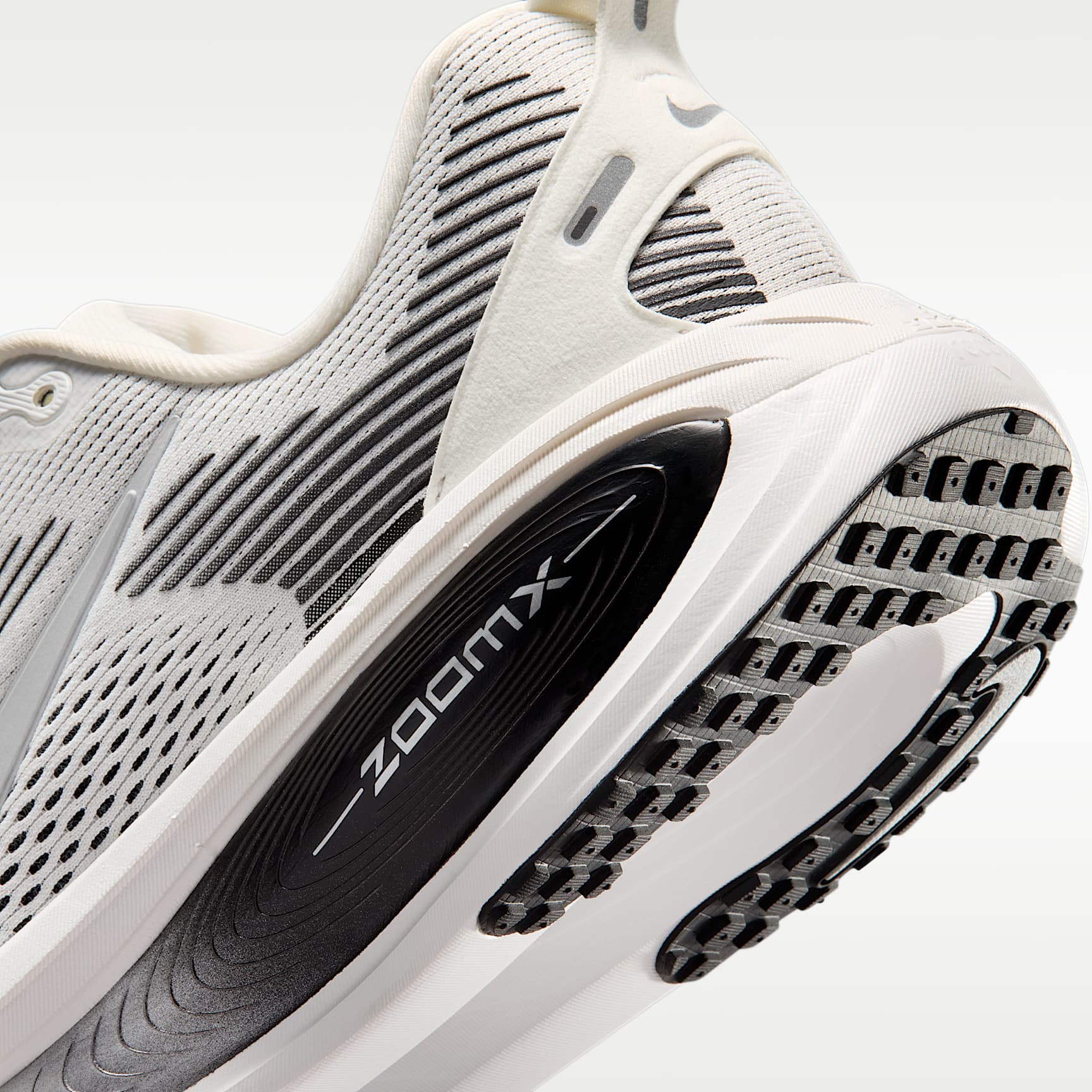 Nike Vomero 18 Straßenlaufschuh (Herren) – Summit White/Schwarz/Off White/Metallic Silver