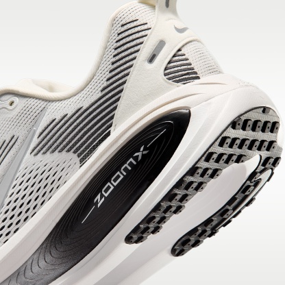 Nike Vomero 18 Straßenlaufschuh (Herren) – Summit White/Schwarz/Off White/Metallic Silver