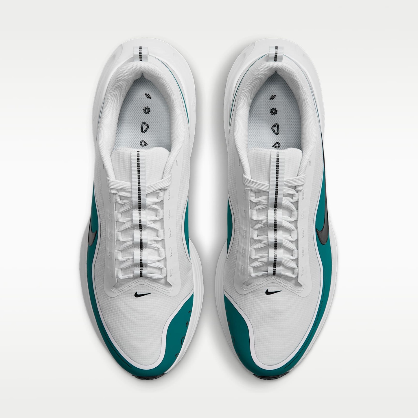 Nike Revolution 8 Utility Straßenlaufschuh (Herren) – Off White/Bright Spruce/Metallic Silver/Schwarz