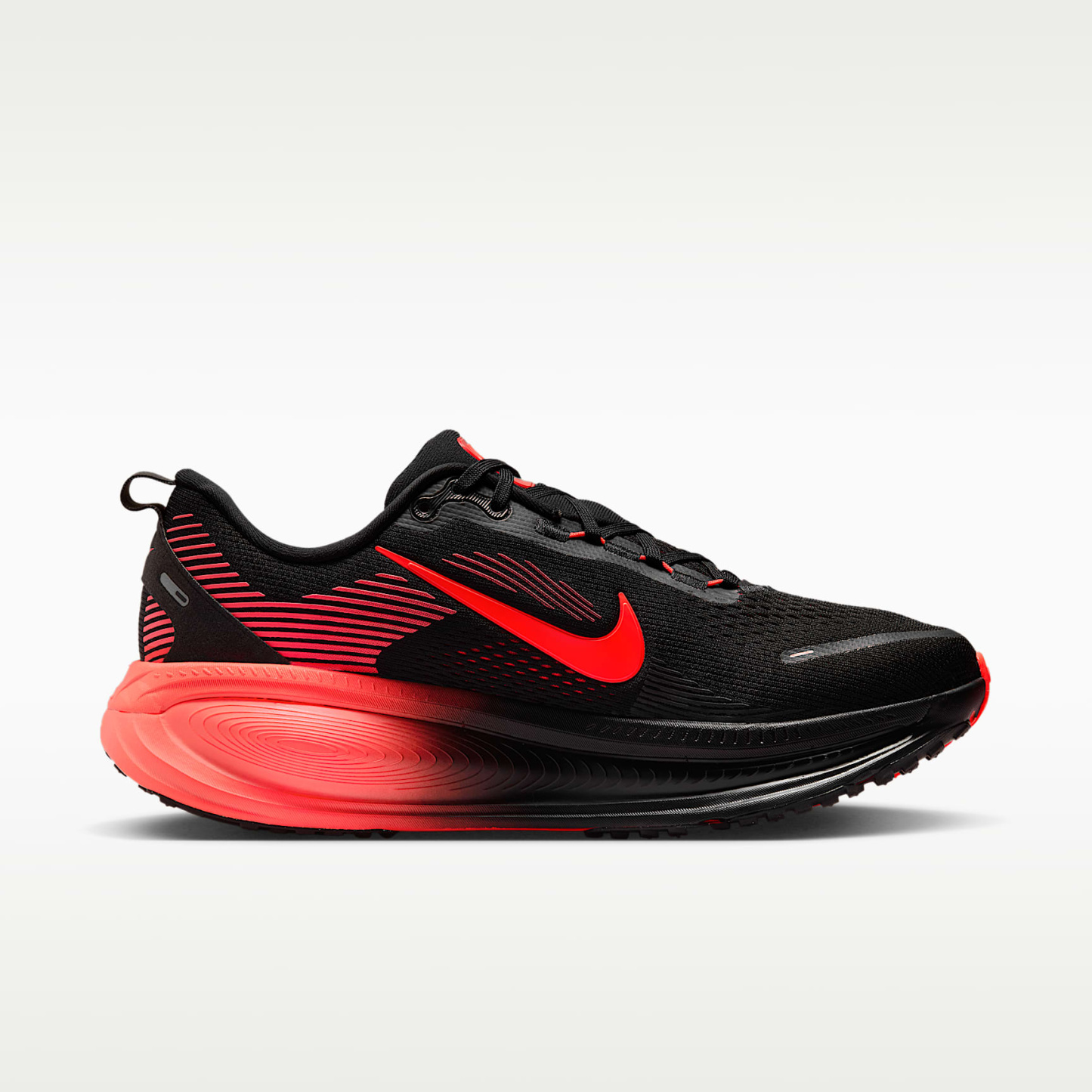 Nike Vomero 18 Straßenlaufschuh (Herren) – Schwarz/University Red/Anthracite/Bright Crimson