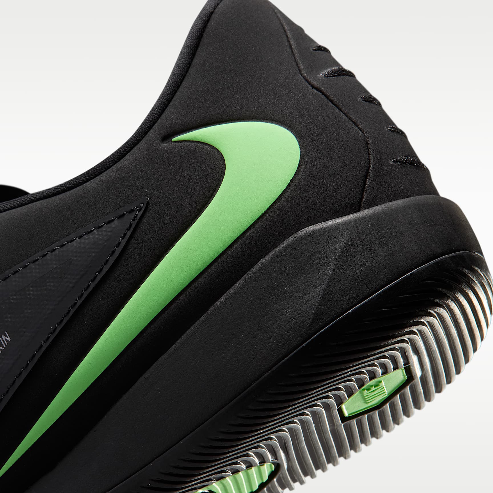 Nike Phantom 6 Low Academy Fußballschuh für Hallen- und Hartplätze – Schwarz/Schwarz/Illusion Green