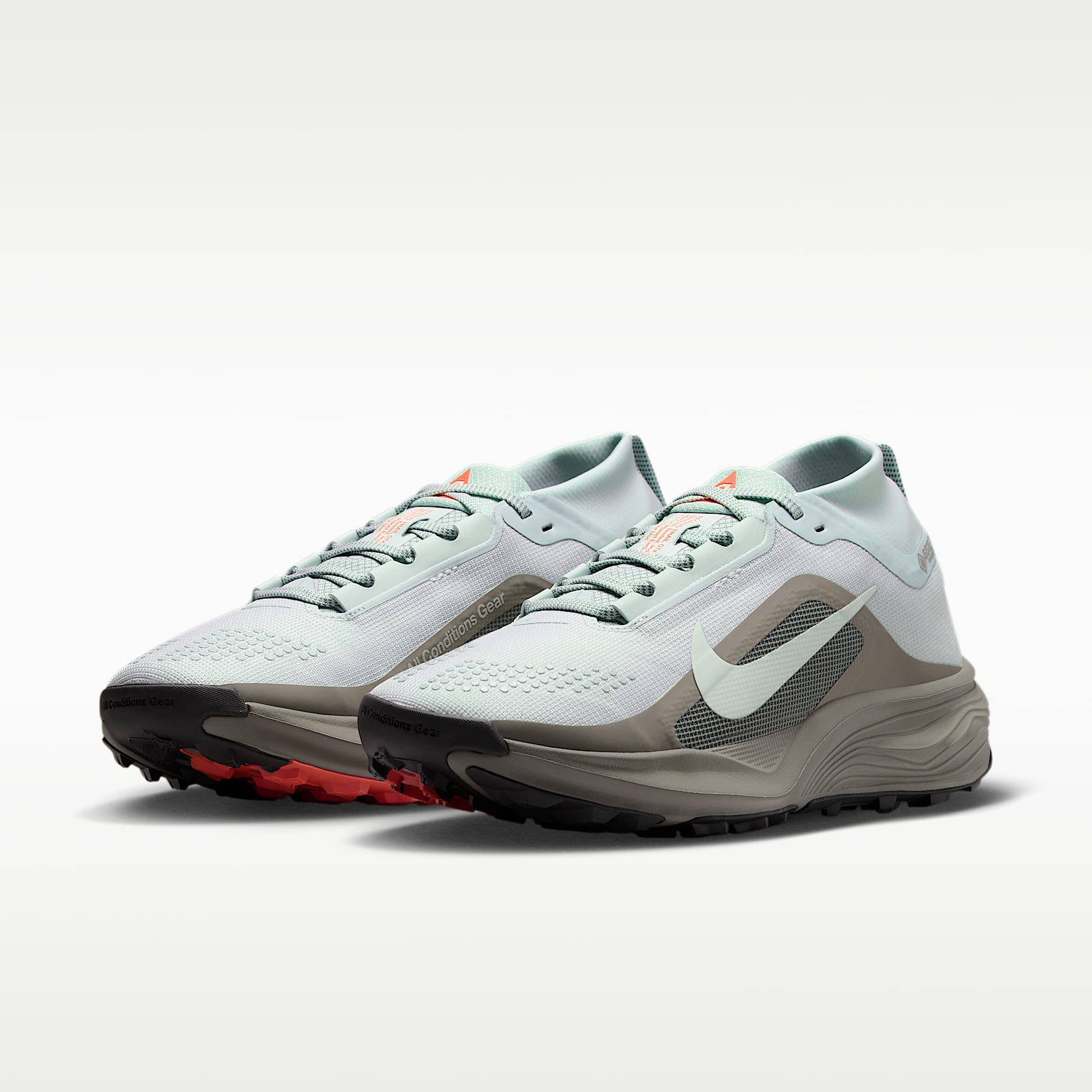 ACG Pegasus Trail GORE-TEX wasserfester Traillaufschuh (Damen) – Light Silver/Light Army/Safety Orange/Light Silver