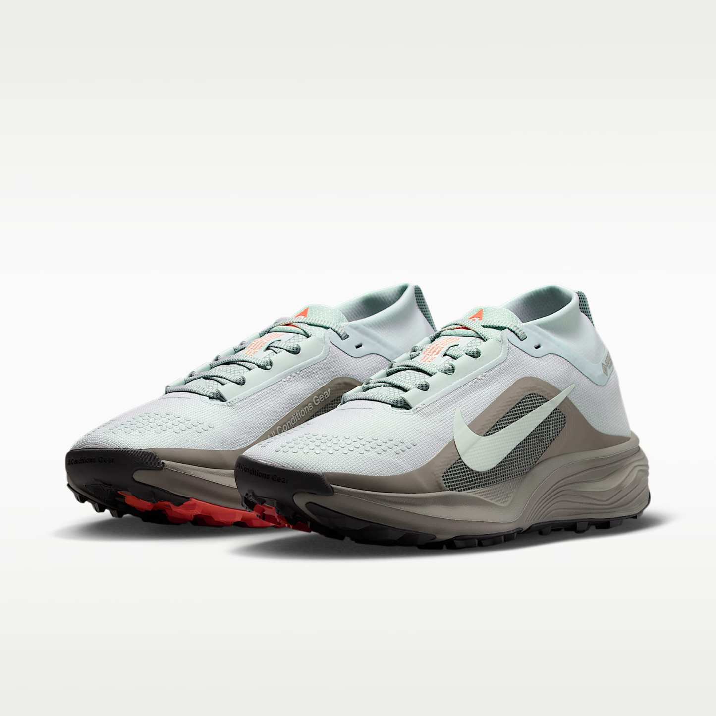 ACG Pegasus Trail GORE-TEX wasserfester Traillaufschuh (Damen) – Light Silver/Light Army/Safety Orange/Light Silver