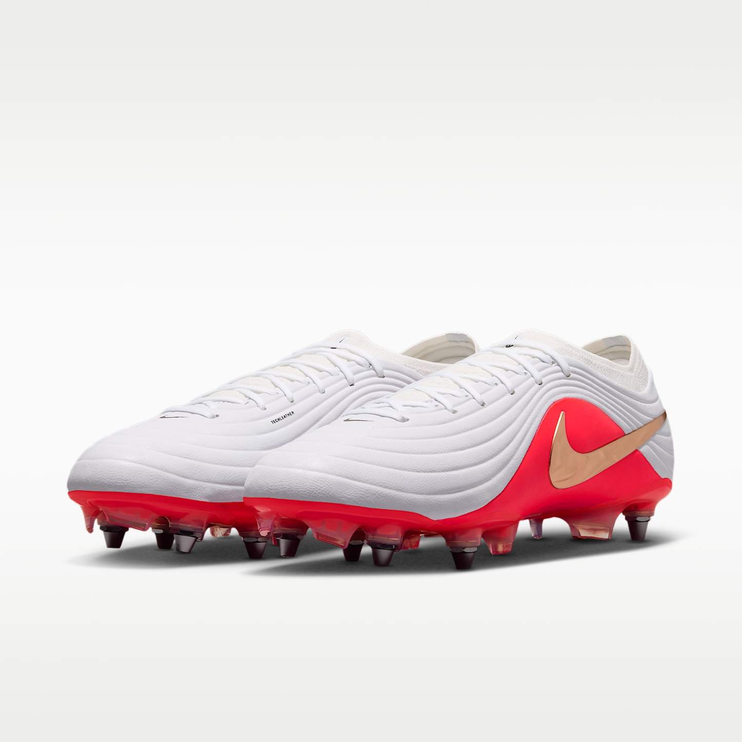 Nike Tiempo Maestro Elite Low Top Fußballschuh für weichen Rasen – Weiß/Bright Crimson/Blur