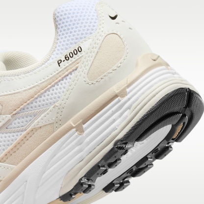 Nike P-6000 Damenschuh – Light Orewood Brown/Weiß/Metallic Summit White/Schwarz