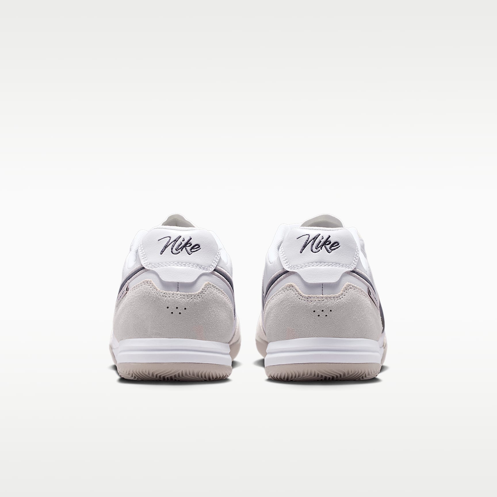 Nike Tiempo Streetgato Low-Top-Fußballschuh für Hallen- und Hartplätze – Weiß/Moon Particle/Gridiron