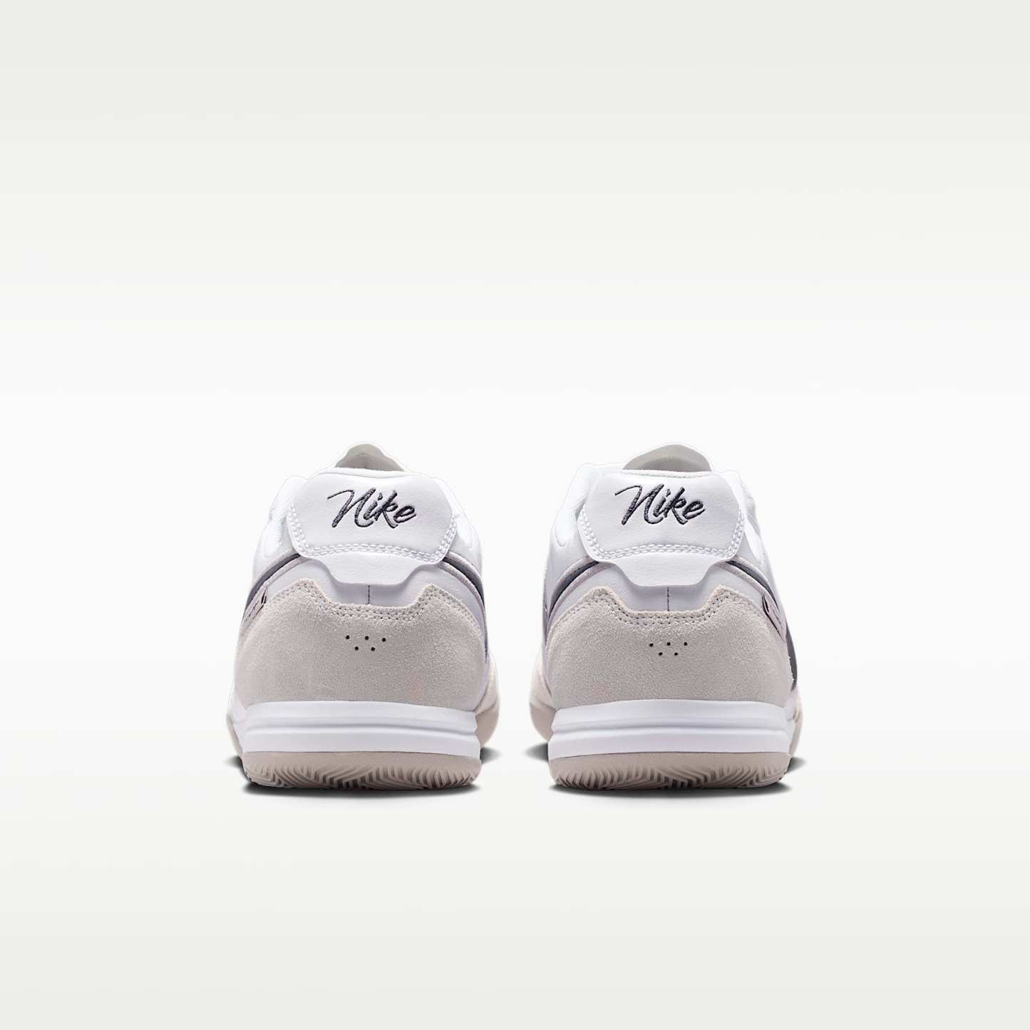 Nike Tiempo Streetgato Low-Top-Fußballschuh für Hallen- und Hartplätze – Weiß/Moon Particle/Gridiron
