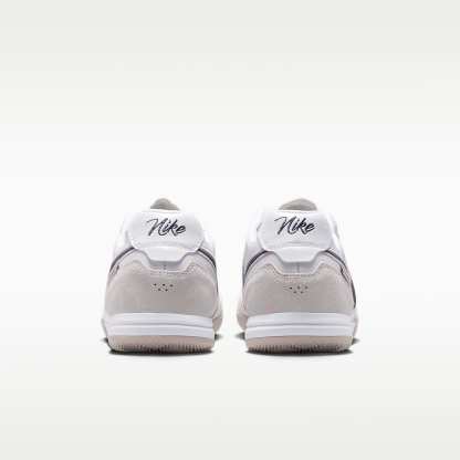 Nike Tiempo Streetgato Low-Top-Fußballschuh für Hallen- und Hartplätze – Weiß/Moon Particle/Gridiron