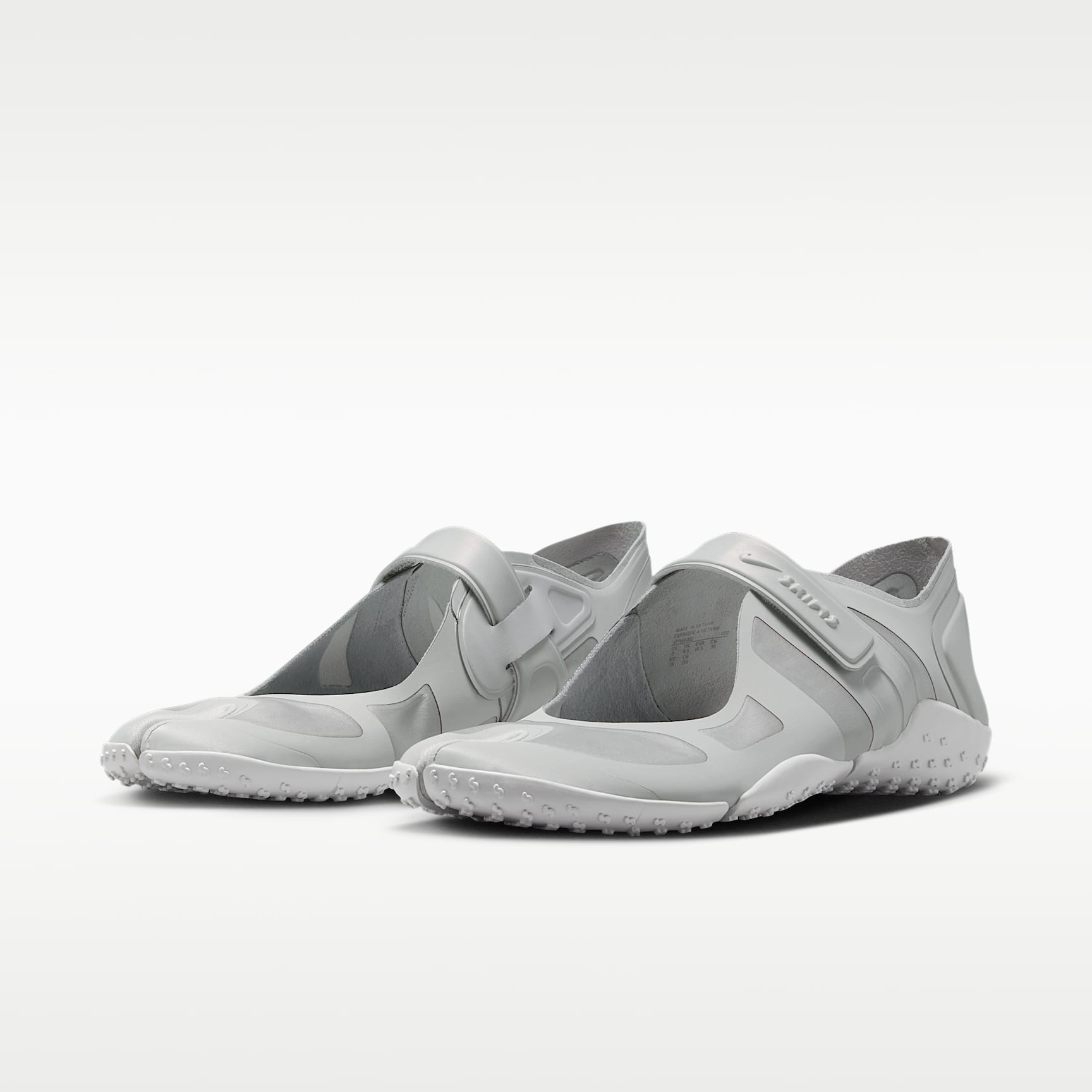 NikeSKIMS Rift Satin Schuh (Damen) – Night Silver/Base Grey/Medium Silver/Night Silver