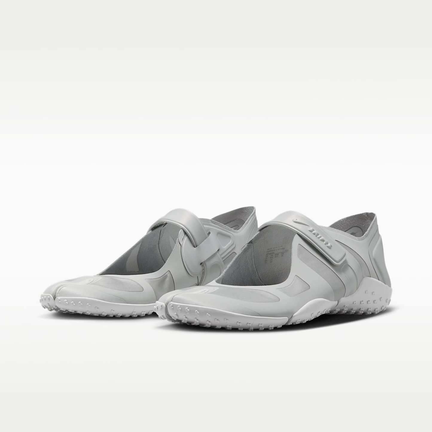 NikeSKIMS Rift Satin Schuh (Damen) – Night Silver/Base Grey/Medium Silver/Night Silver