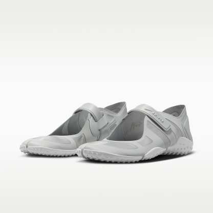 NikeSKIMS Rift Satin Schuh (Damen) – Night Silver/Base Grey/Medium Silver/Night Silver