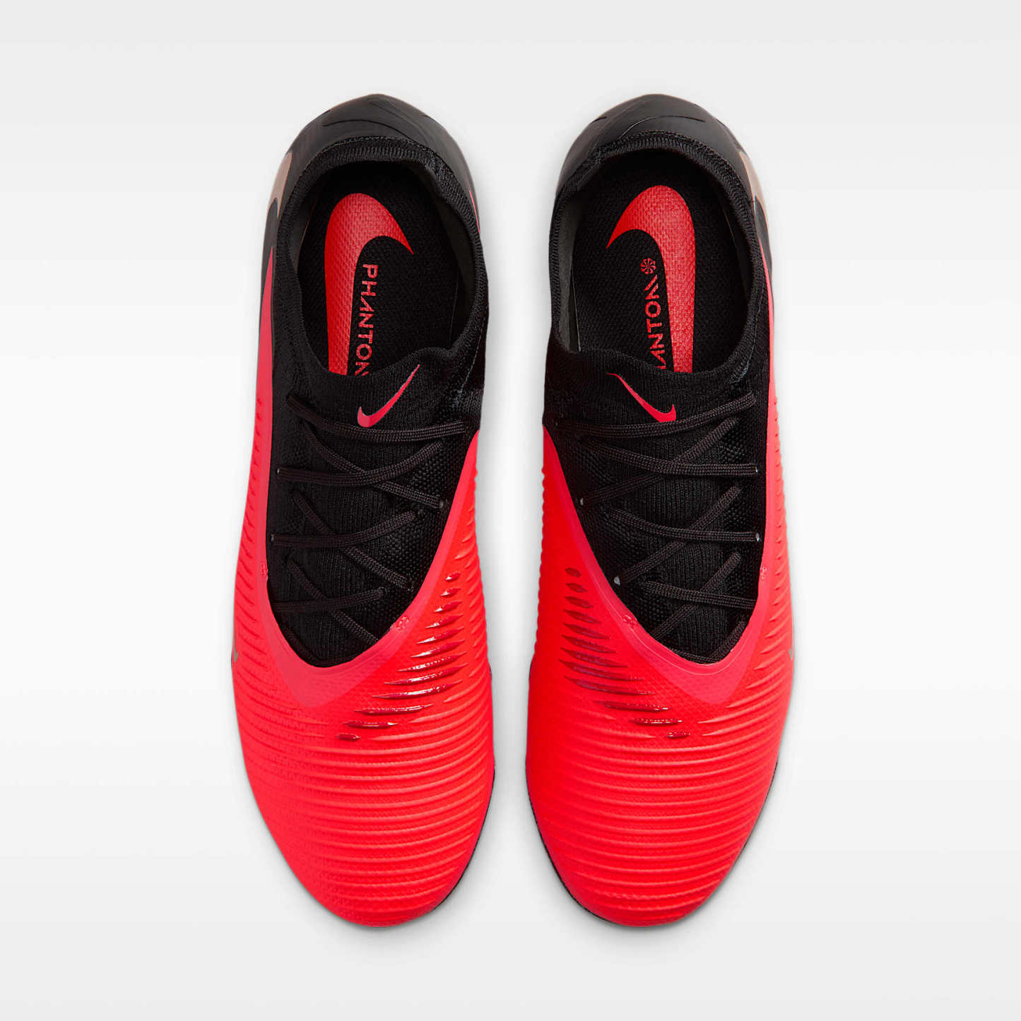 Nike Phantom 6 Low Pro Fußballschuh für normalen Rasen – Bright Crimson/Bright Crimson/Schwarz