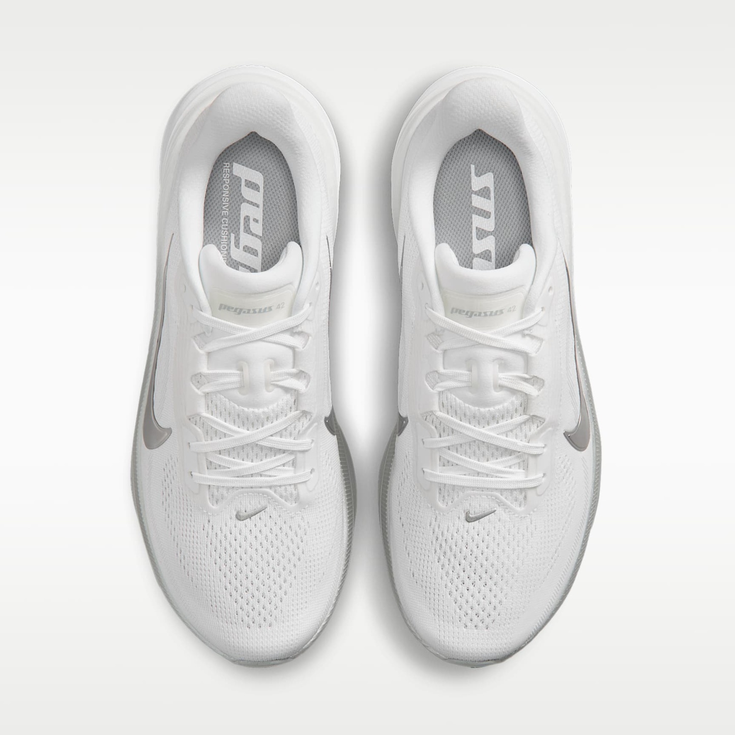 Nike Pegasus 42 Straßenlaufschuh (Damen) – Weiß/Wolf Grey/Cool Grey/Metallic Silver
