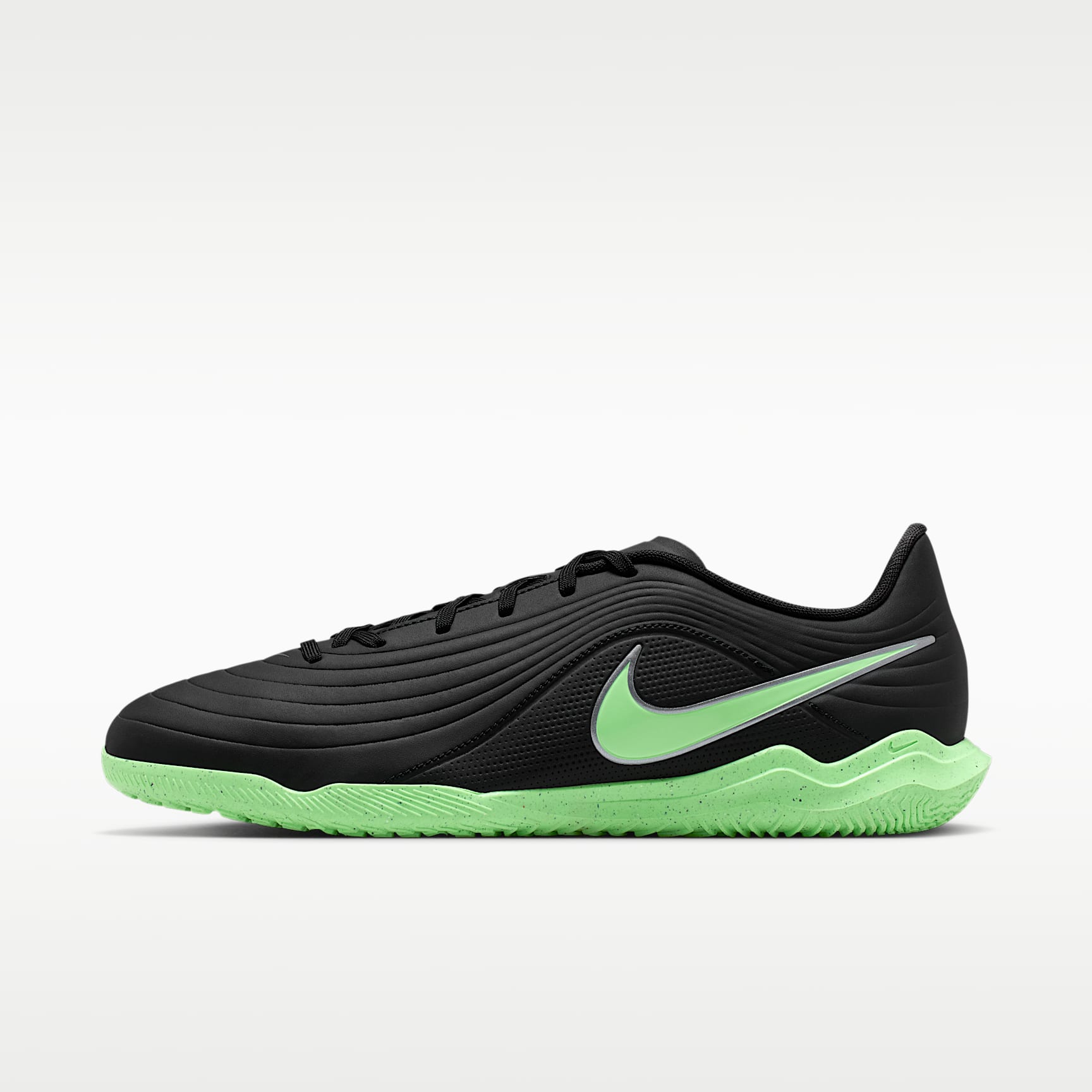Nike Tiempo Maestro Club Low-Top-Fußballschuh für Hallen- und Hartplätze – Schwarz/Schwarz/Illusion Green