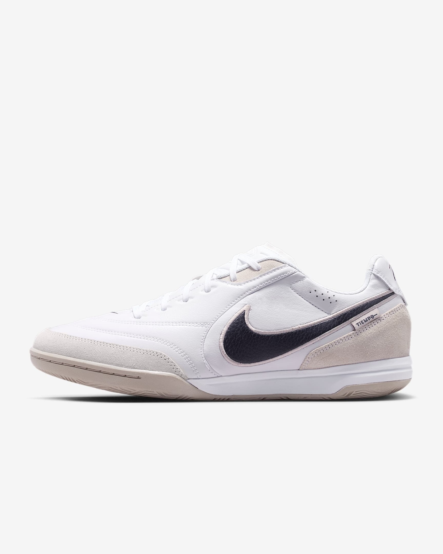 Nike Tiempo Streetgato Low-Top-Fußballschuh für Hallen- und Hartplätze – Weiß/Moon Particle/Gridiron
