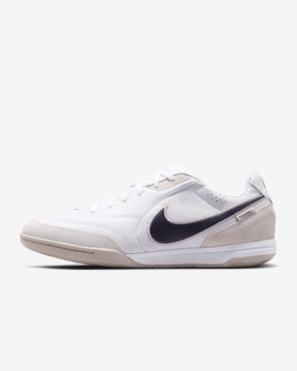 Nike Tiempo Streetgato Low-Top-Fußballschuh für Hallen- und Hartplätze – Weiß/Moon Particle/Gridiron