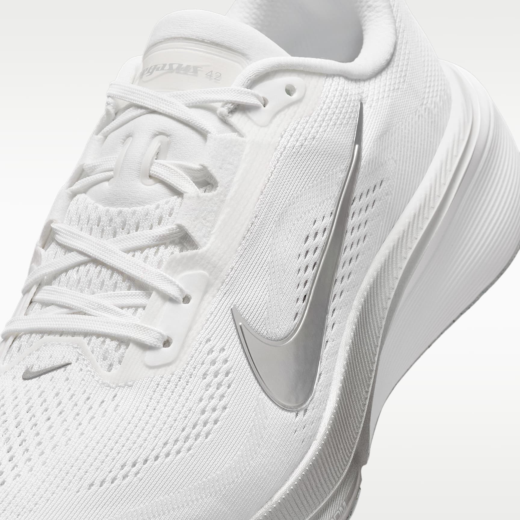 Nike Pegasus 42 Straßenlaufschuh (Damen) – Weiß/Wolf Grey/Cool Grey/Metallic Silver