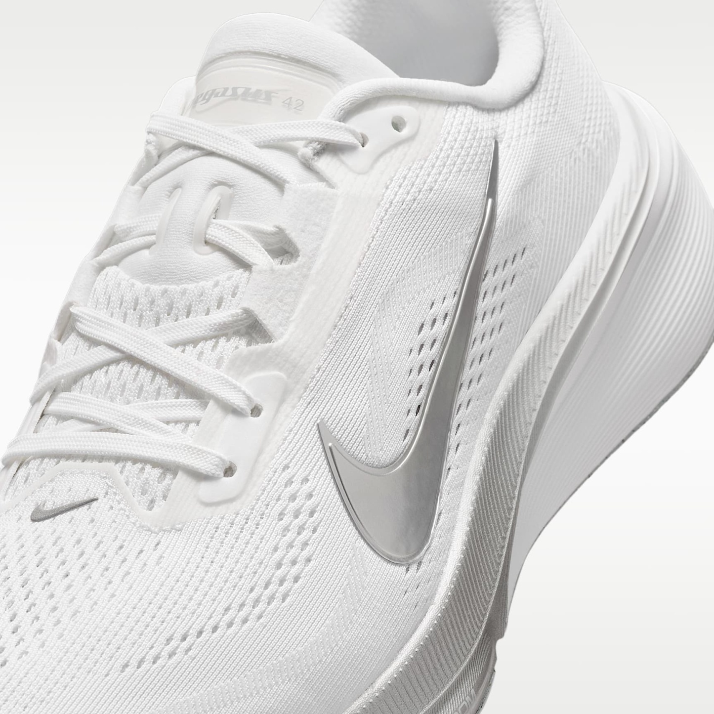 Nike Pegasus 42 Straßenlaufschuh (Damen) – Weiß/Wolf Grey/Cool Grey/Metallic Silver