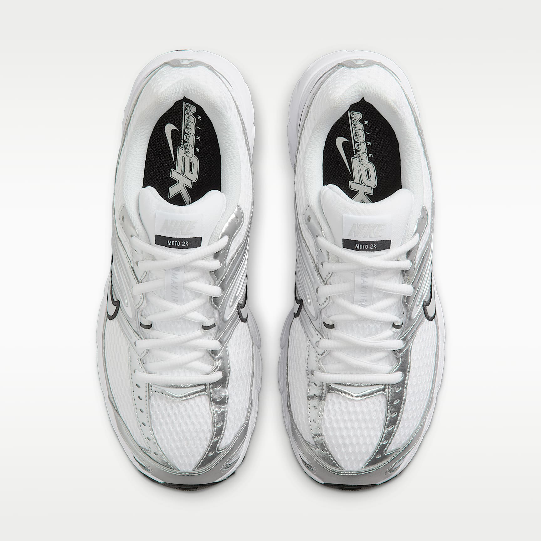 Nike Air Max Moto 2K Schuh mit reflektierenden Akzenten (Damen) – Weiß/Metallic Silver/Schwarz/Photon Dust