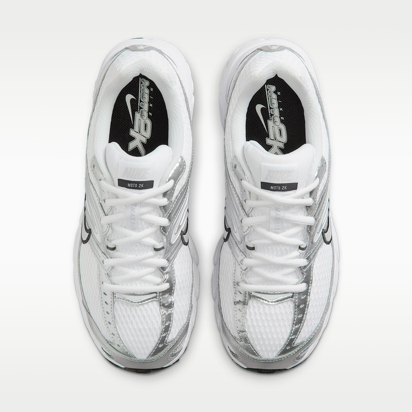 Nike Air Max Moto 2K Schuh mit reflektierenden Akzenten (Damen) – Weiß/Metallic Silver/Schwarz/Photon Dust