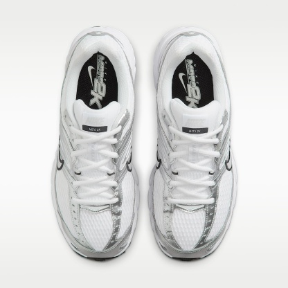 Nike Air Max Moto 2K Schuh mit reflektierenden Akzenten (Damen) – Weiß/Metallic Silver/Schwarz/Photon Dust