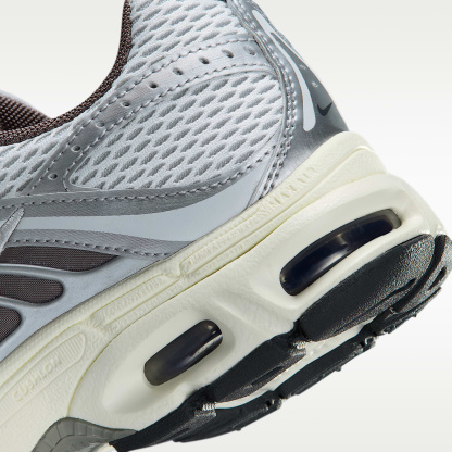 Nike Air Max Moto 2K Schuh für ältere Kinder – Platinum Tint/Cave Stone/Anthracite/Metallic Silver