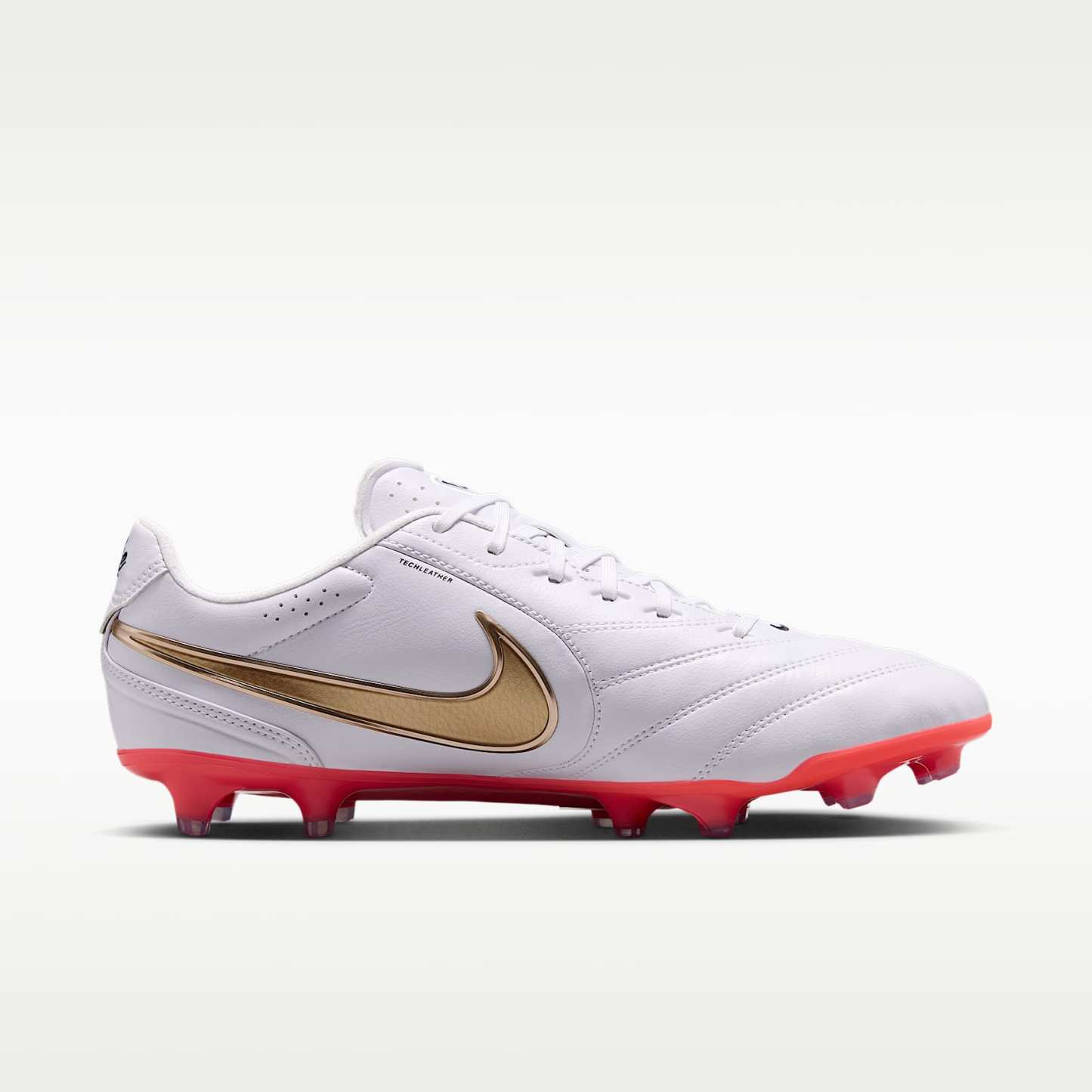 Nike Tiempo Ligera Pro Low-Top-Fußballschuh für normalen Rasen – Weiß/Bright Crimson/Blur