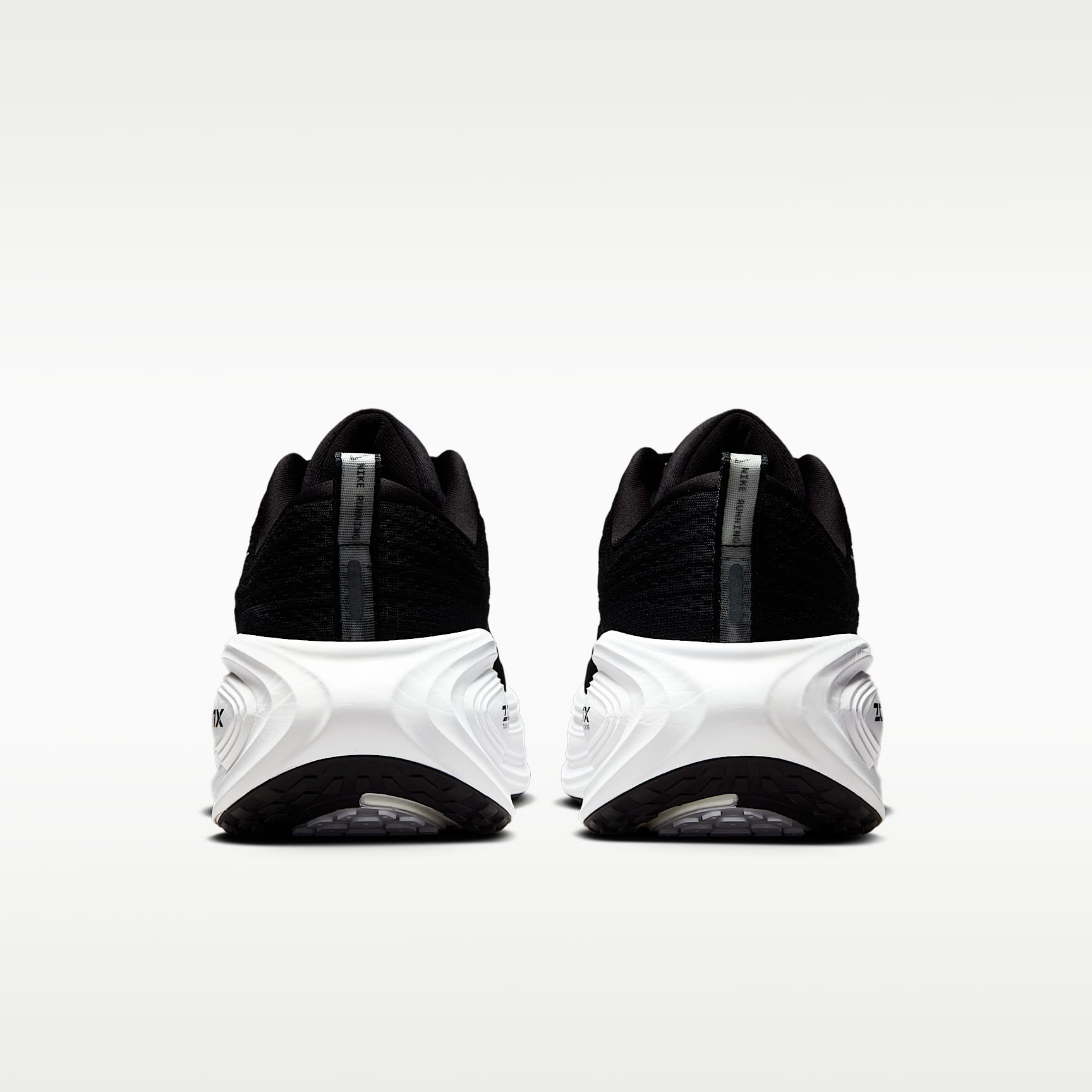 Nike Vomero Plus Straßenlaufschuh (Herren, weit) – Schwarz/Cool Grey/Metallic Dark Grey/Weiß