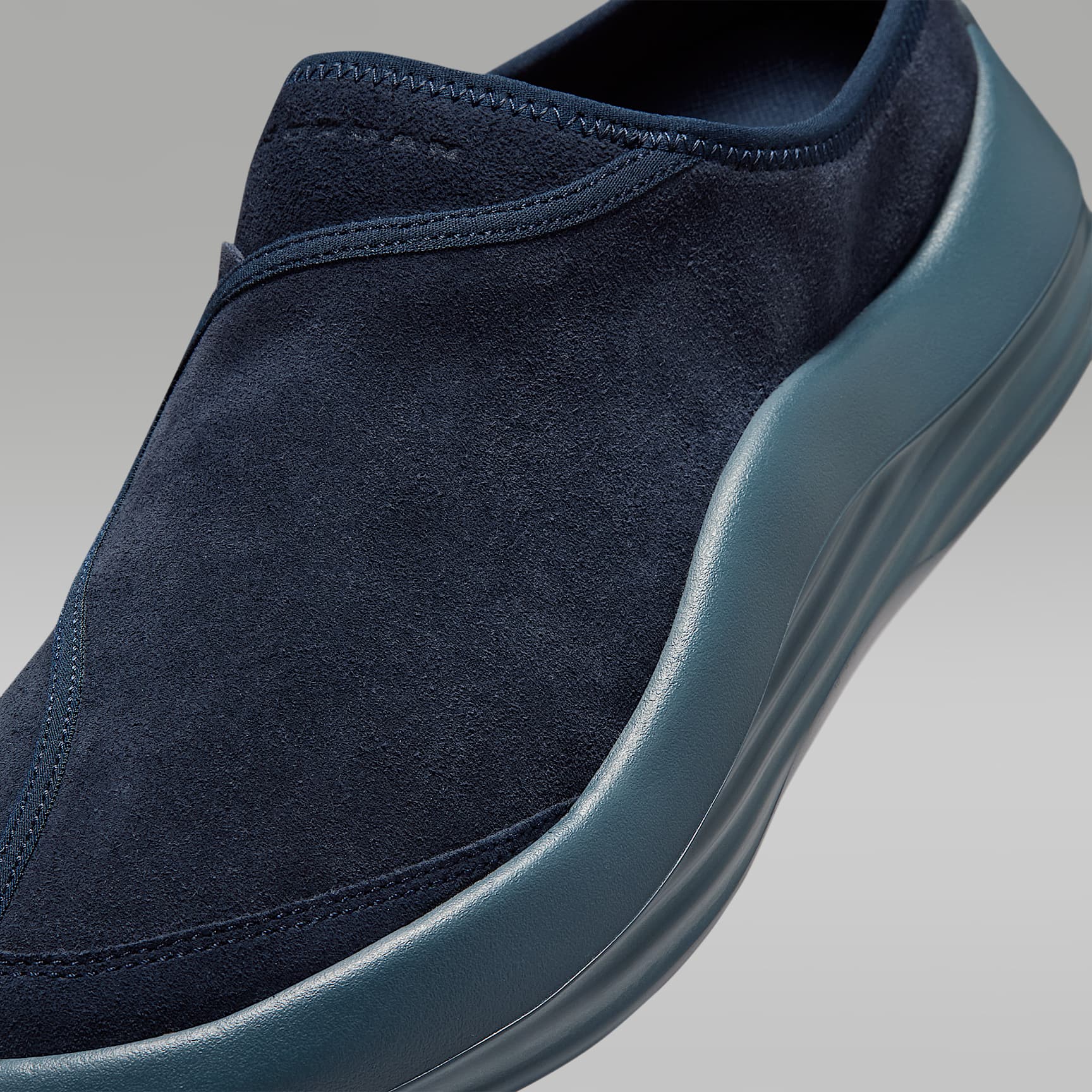 Jordan Future Mules (Herren) – Dark Obsidian/Blue Fox/Picante Red