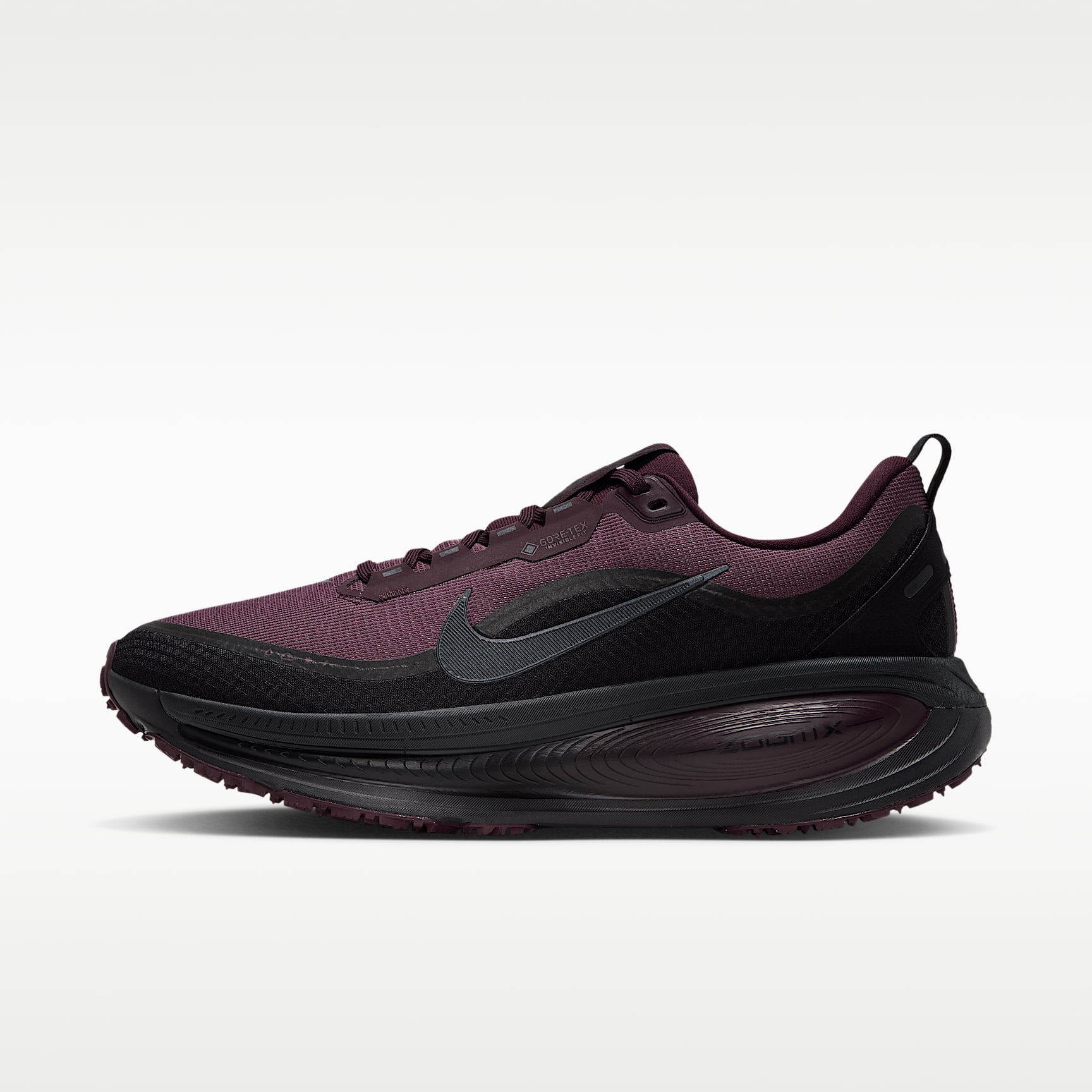 Nike Vomero 18 GORE-TEX wasserdichter Straßenlaufschuh mit reflektierenden Akzenten (Herren) – Burgundy Crush/Burgundy Crush/Schwarz