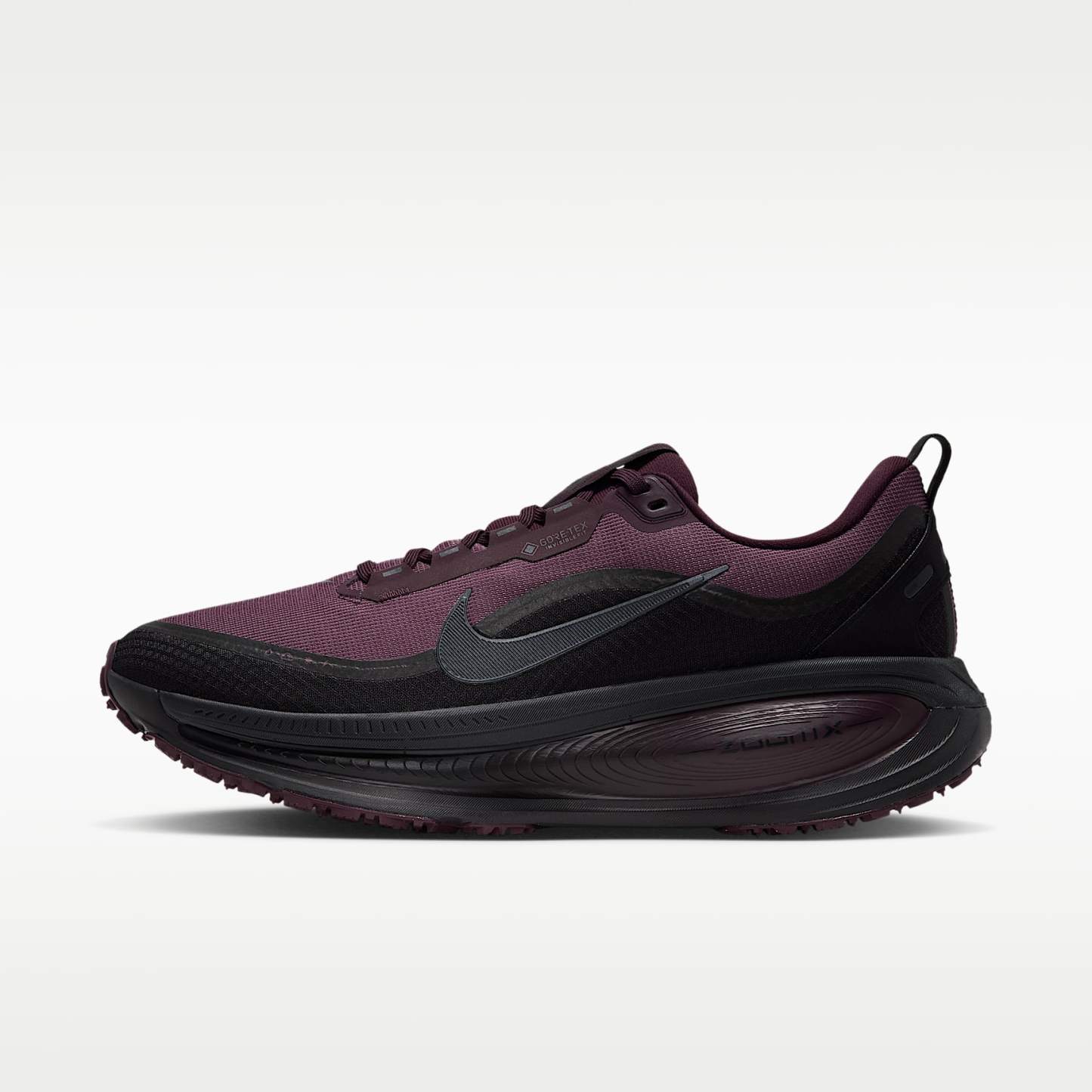 Nike Vomero 18 GORE-TEX wasserdichter Straßenlaufschuh mit reflektierenden Akzenten (Herren) – Burgundy Crush/Burgundy Crush/Schwarz