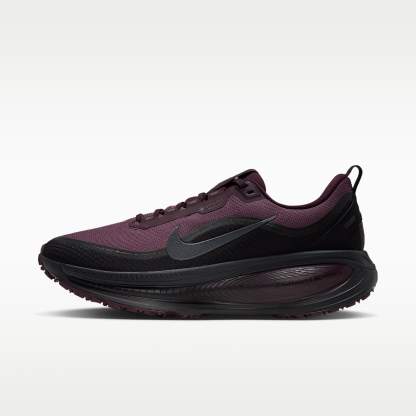 Nike Vomero 18 GORE-TEX wasserdichter Straßenlaufschuh mit reflektierenden Akzenten (Herren) – Burgundy Crush/Burgundy Crush/Schwarz