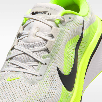 Nike Pegasus 42 Straßenlaufschuh (Herren) – Photon Dust/Volt/Weiß/Schwarz