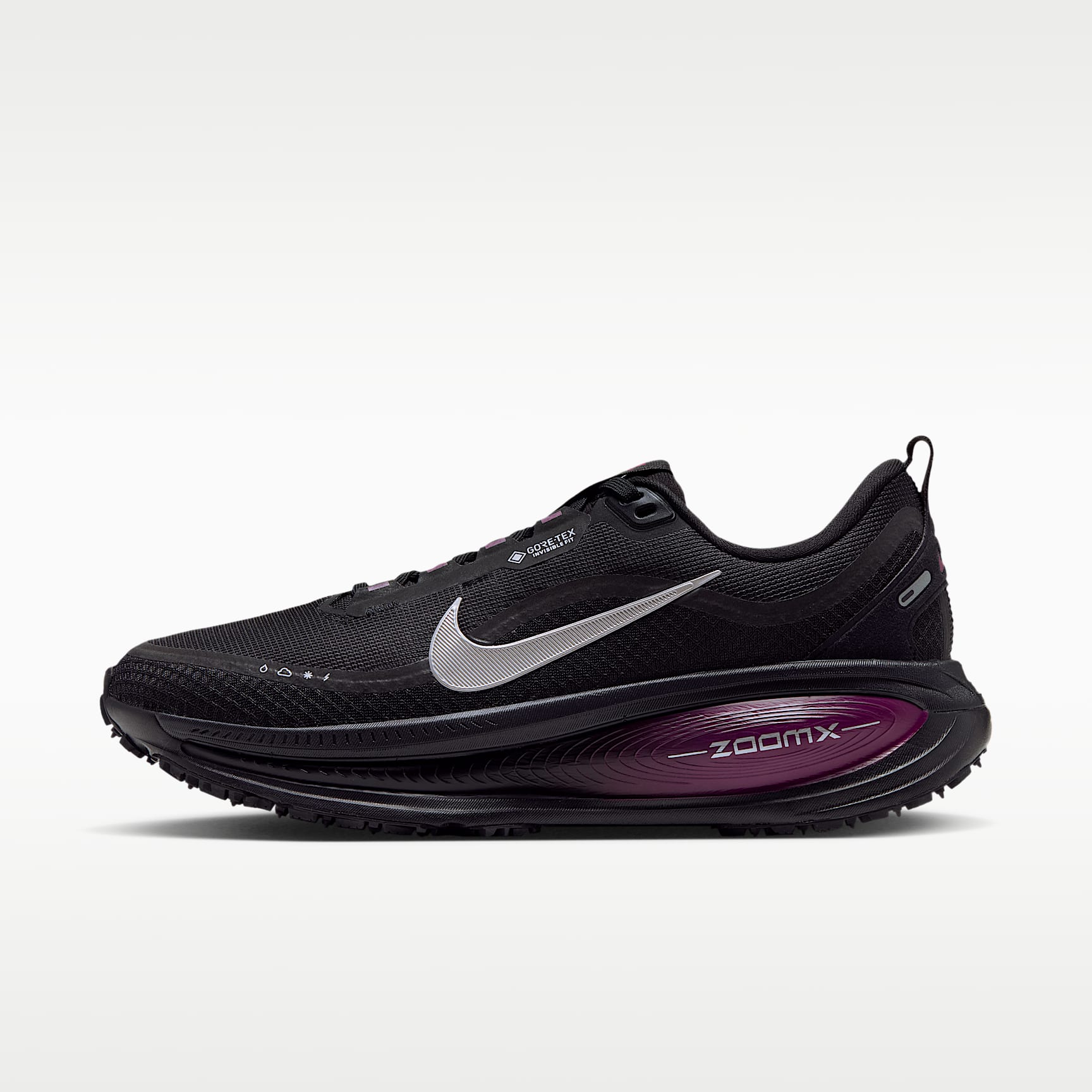 Nike Vomero 18 GORE-TEX Wasserdichter Straßenlaufschuh mit reflektierenden Designakzenten (Damen) – Schwarz/True Berry/Purple Pulse/Metallic Silver