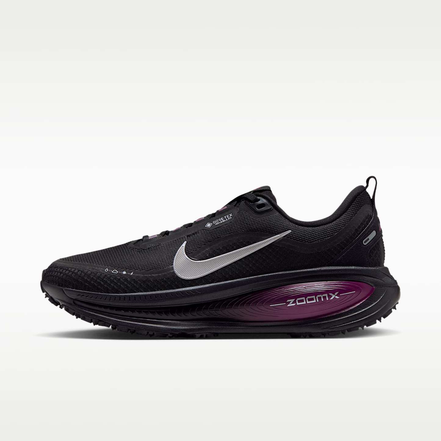 Nike Vomero 18 GORE-TEX Wasserdichter Straßenlaufschuh mit reflektierenden Designakzenten (Damen) – Schwarz/True Berry/Purple Pulse/Metallic Silver