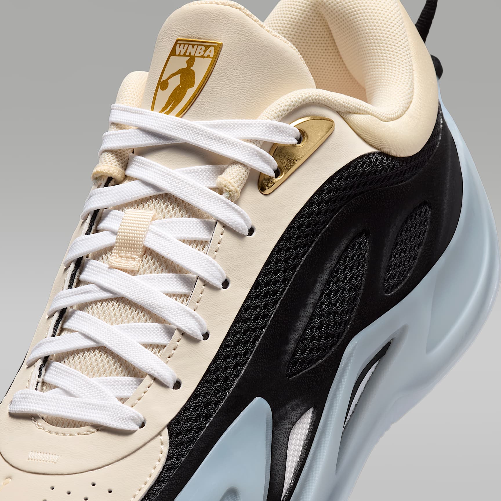 Jordan Heir Series 2 "Precious Medals" Basketballschuh – Pearl White/Schwarz/Metallic Gold/Weiß