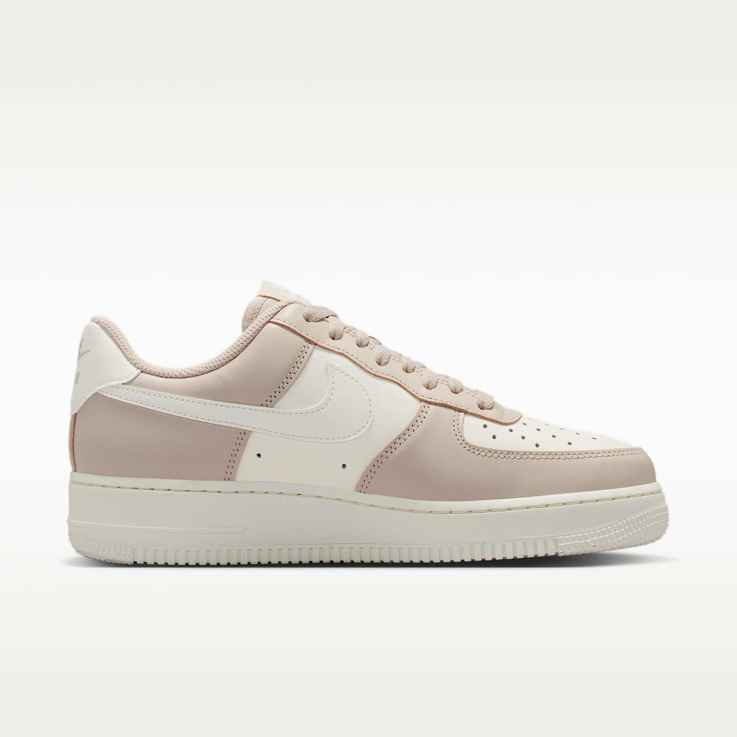 Nike Air Force 1 '07 Schuh (Damen) – Cream II/Metallic Gold/Sail