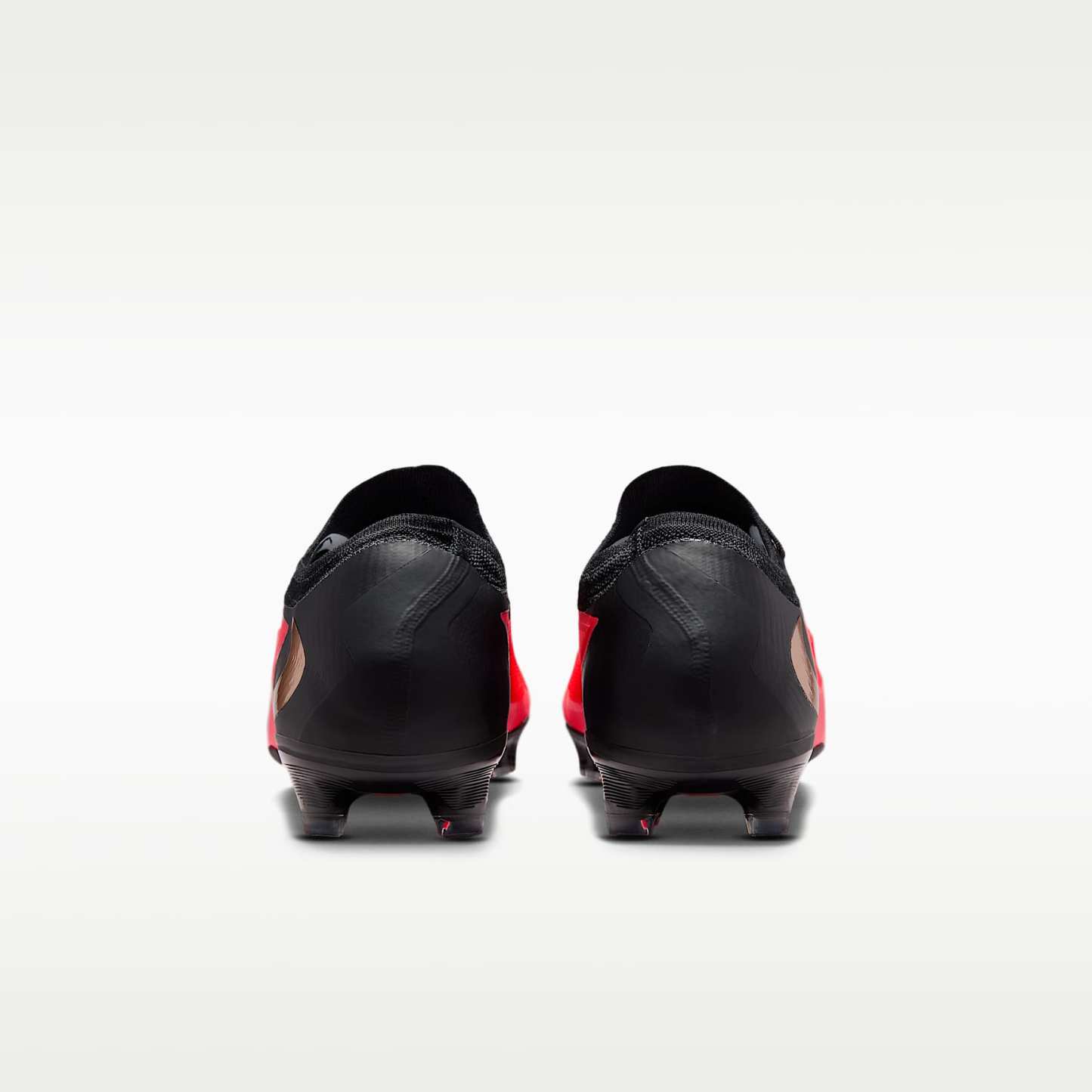 Nike Phantom 6 Low Pro Fußballschuh für normalen Rasen – Bright Crimson/Bright Crimson/Schwarz