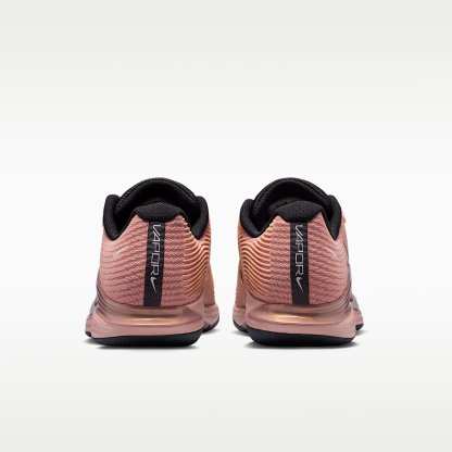 Nike Vapor 12 PRM Tennisschuh für Hartplätze (Damen) – Metallic Red Bronze/Pure Platinum/Schwarz