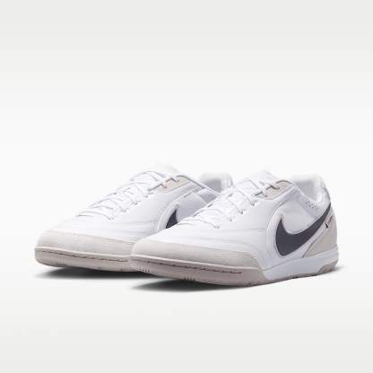 Nike Tiempo Streetgato Low-Top-Fußballschuh für Hallen- und Hartplätze – Weiß/Moon Particle/Gridiron