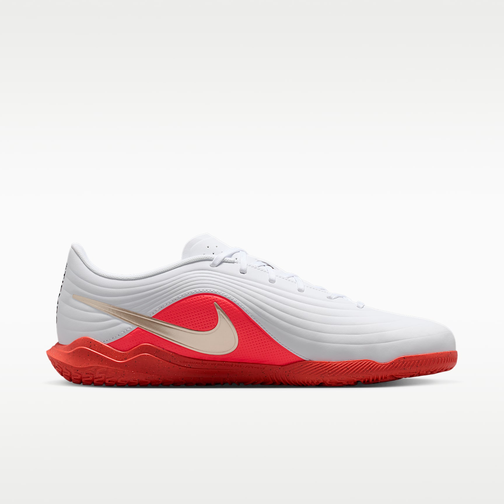 Nike Tiempo Maestro Club Low-Top-Fußballschuh für Hallen- und Hartplätze – Weiß/Bright Crimson/Blur