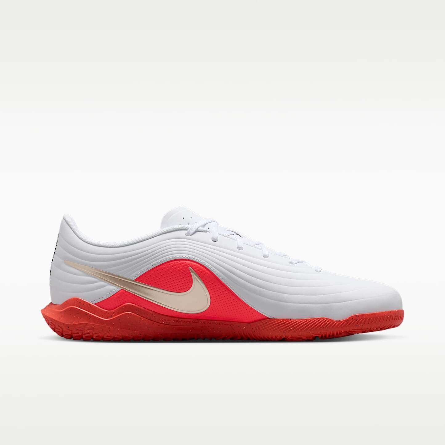 Nike Tiempo Maestro Club Low-Top-Fußballschuh für Hallen- und Hartplätze – Weiß/Bright Crimson/Blur