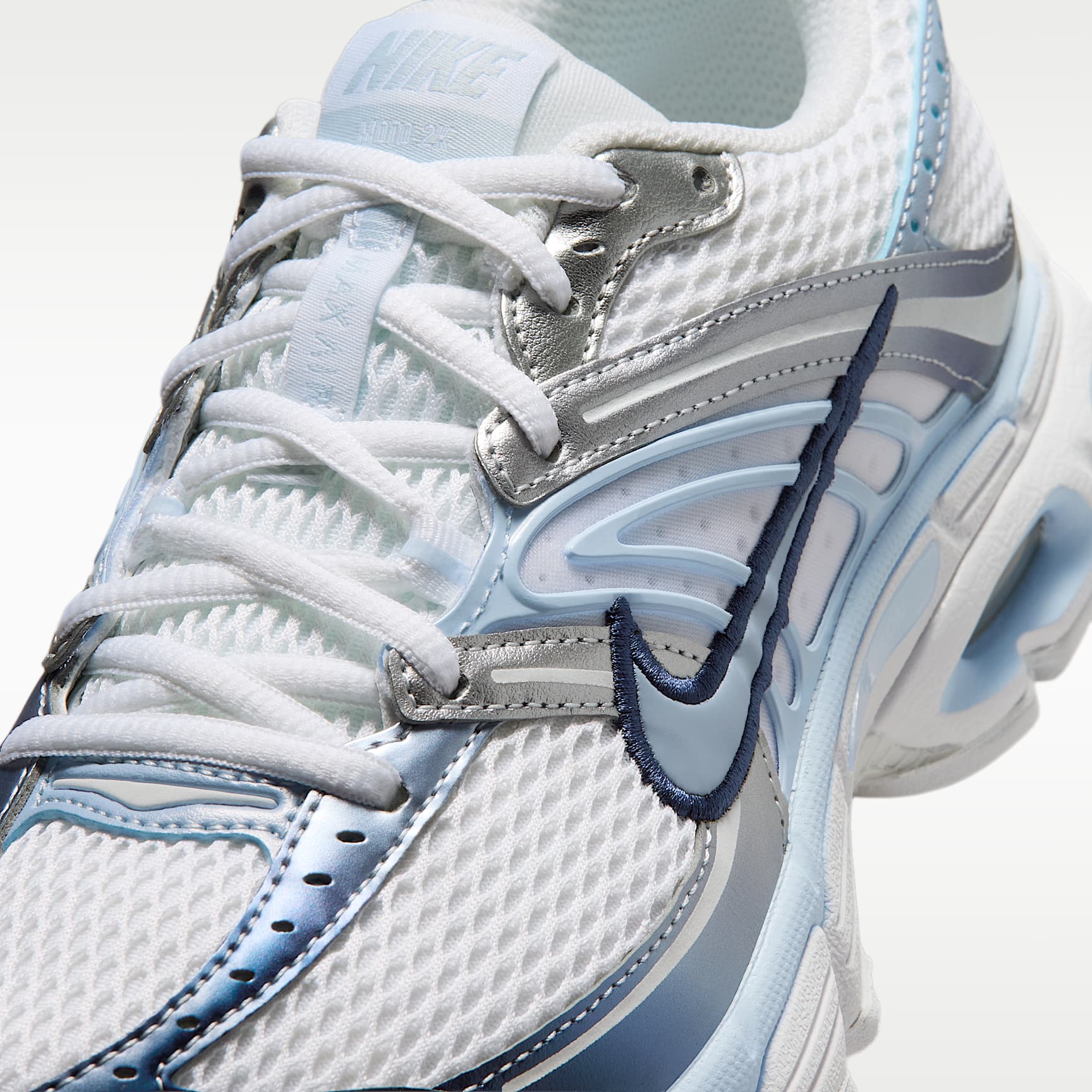Nike Air Max Moto 2K Schuh (Damen) – Weiß/Metallic Silver/Midnight Navy/Hydrogen Blue