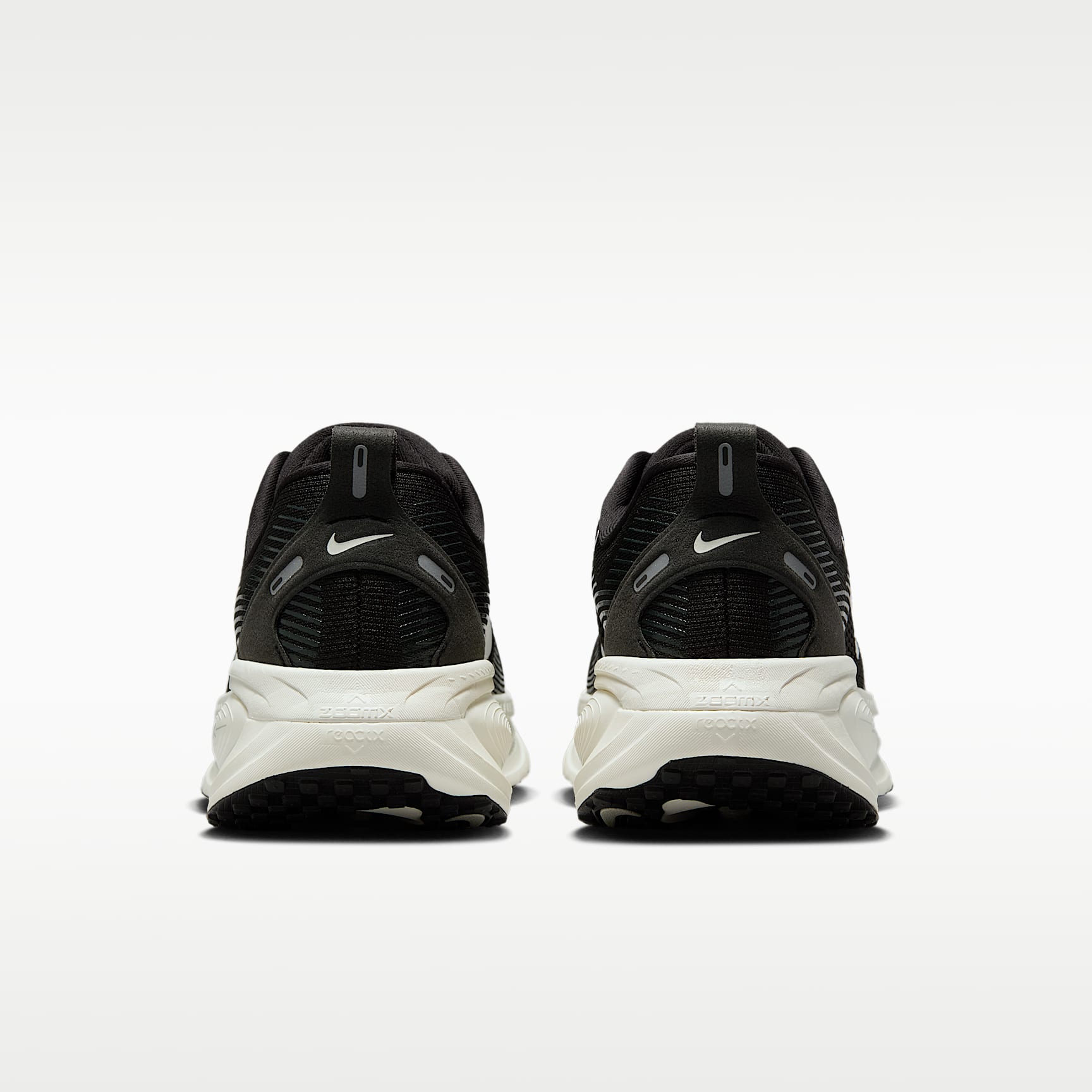 Nike Vomero 18 Straßenlaufschuh (Damen) – Schwarz/Coconut Milk/Light Iron Ore/Summit White