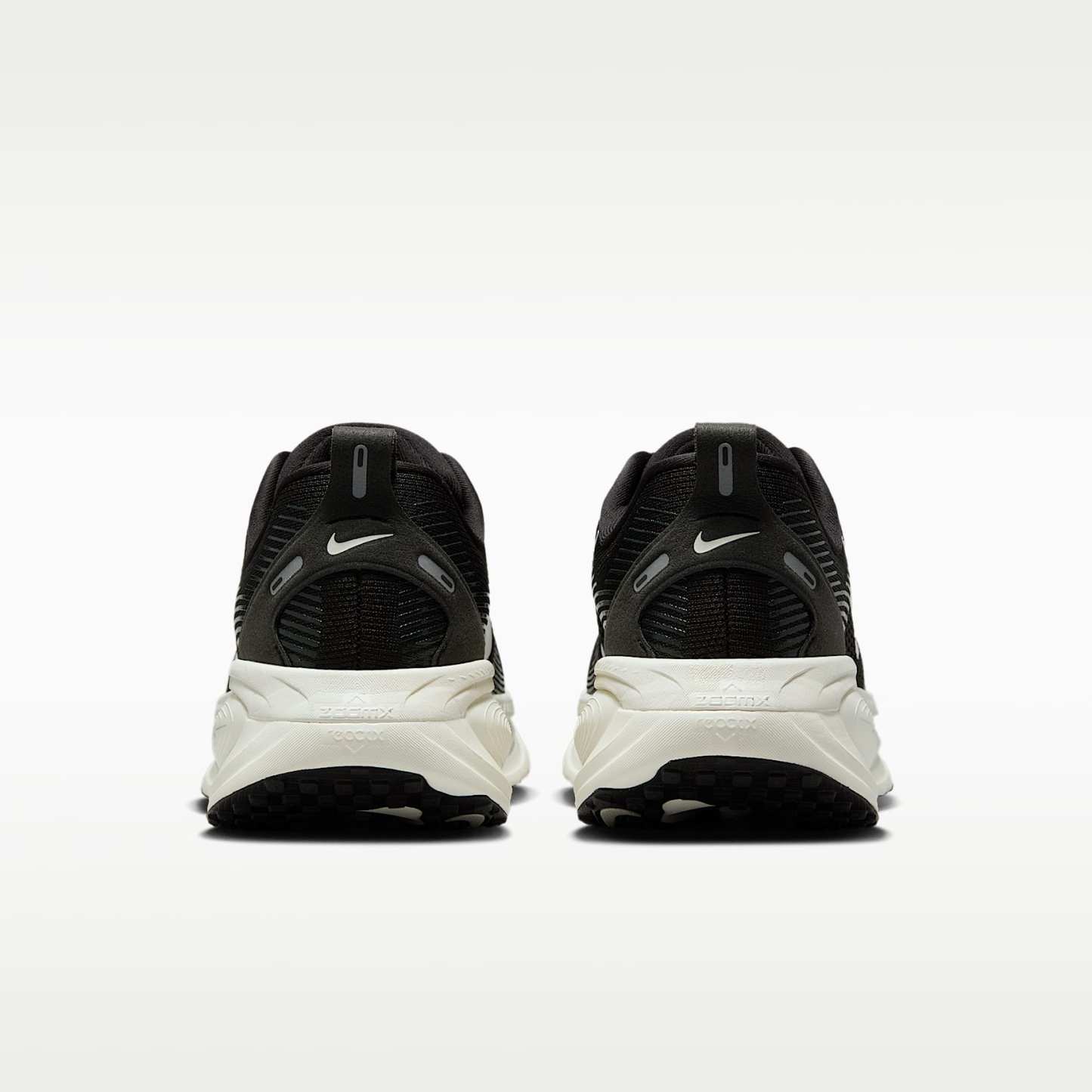 Nike Vomero 18 Straßenlaufschuh (Damen) – Schwarz/Coconut Milk/Light Iron Ore/Summit White