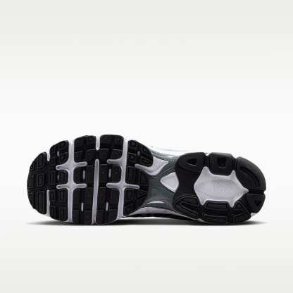 Nike Air Max Moto 2K Schuh (Herren) – Smoke Grey/Anthracite/Pink Foam/Weiß
