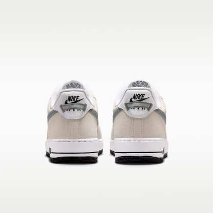 Nike Air Force 1 '07 LV8 Schuh (Herren) – Weiß/Schwarz/Cool Grey/Metallic Cool Grey
