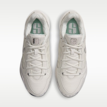 Sabrina 4 "White Label LX" Basketballschuhe – Sail/Sail/Metallic Silver