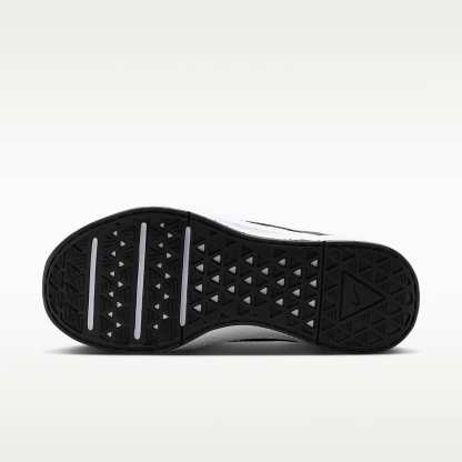 Nike MC Trainer 4 Trainingsschuh (Damen) – Schwarz/Weiß
