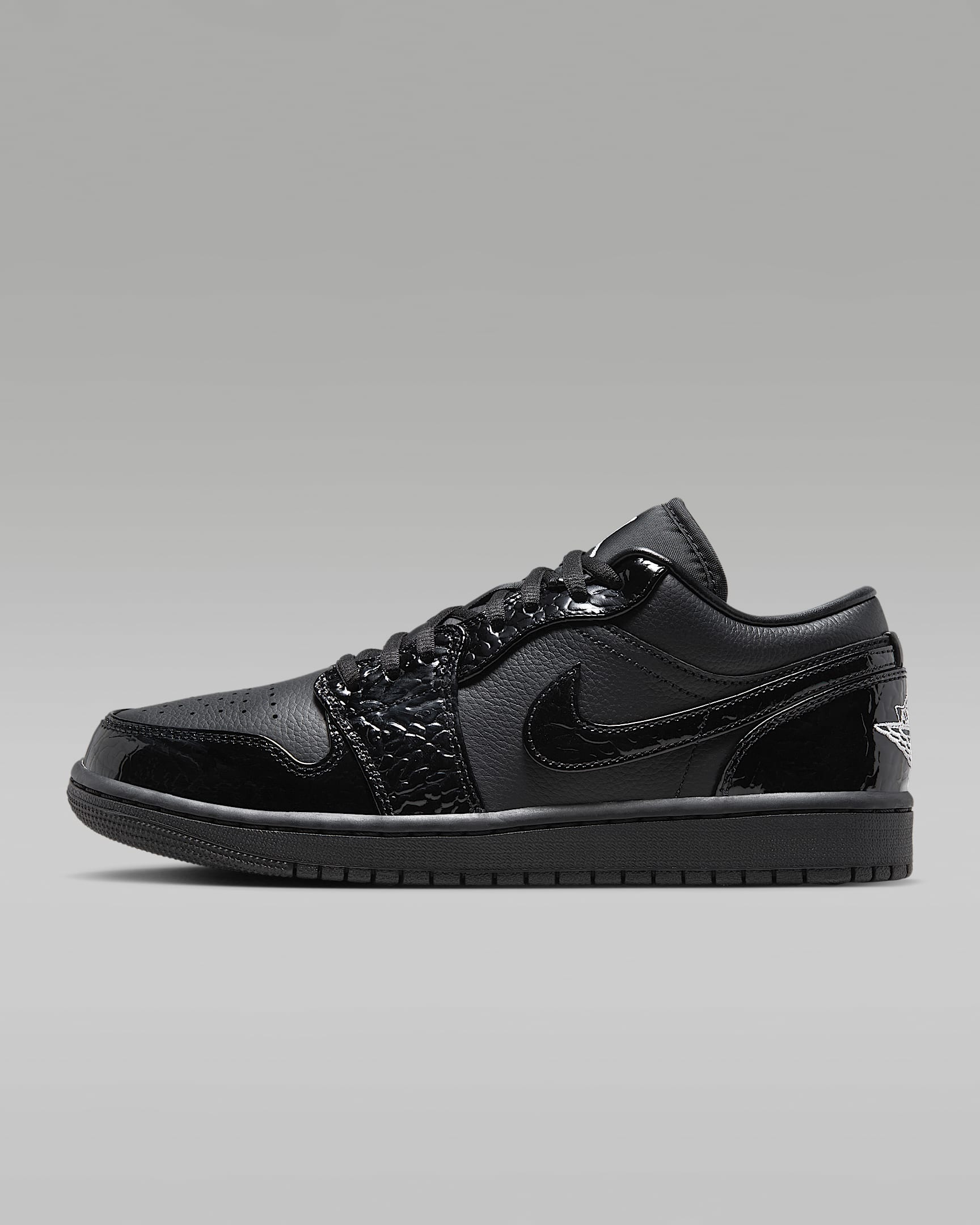 Air Jordan 1 Low SE Damenschuh – Schwarz/Weiß/Metallic Silver/Schwarz